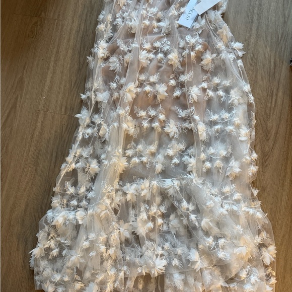 Elegant White Strapless Dress - Picture 2 of 2